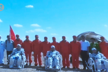 Para astronaut Shenzhou-12 keluar dari kapsul pembawa pulang
