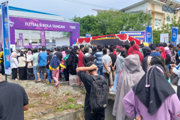 Ribuan suporter tertahan di pintu masuk GOR Futsal Mimika