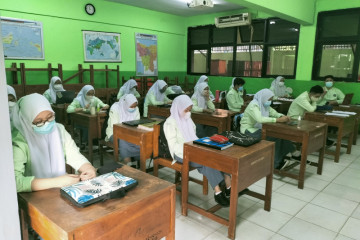 PTM SMKN 35 Jakarta dihentikan sementara karena siswa positif COVID-19