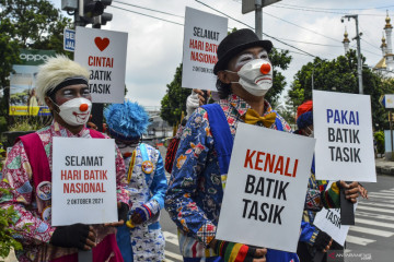 Aksi badut memperingati Hari Batik Nasional