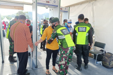 Spectators go through four checkpoints to attend PON opening ceremony