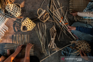 Kerajinan tas anyaman bambu dari Serang