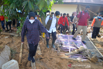 Mensos kunjungi lokasi longsor di Padangpariaman