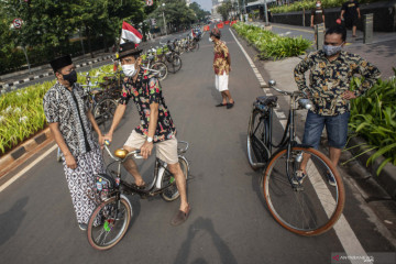 Aksi pesepeda peringati hari batik nasional