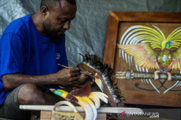 Mengintip pembuatan kerajinan tangan untuk suvenir PON Papua