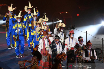 Defile kontingen NTT bertopi Ti'i Langga, tuan rumah disambut gempita