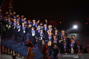 Legendary Papuan athletes carry PON flag at opening ceremony