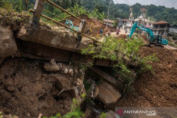 Perbaikan jalan nasional pascabencana longsor di Lebak Banten