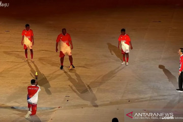 President plays football with Papuan children at PON opening ceremony