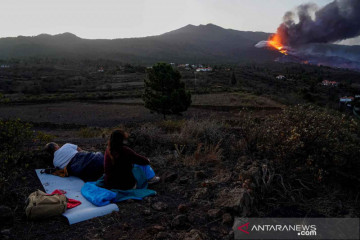 Erupsi Gunung Cumbre Vieja menjadi tontonan warga