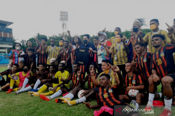 Menteri BUMN tonton tim sepak bola tuan rumah vs NTT dalam PON Papua