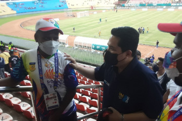 Menteri BUMN Erick Thohir bersama atlet PON Papua