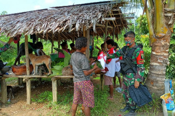 Satgas TNI bagikan baju merah putih buat warga perbatasan RI-PNG