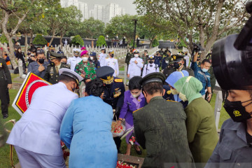 Panglima TNI tabur bunga di tengah guyuran hujan menjelang HUT TNI