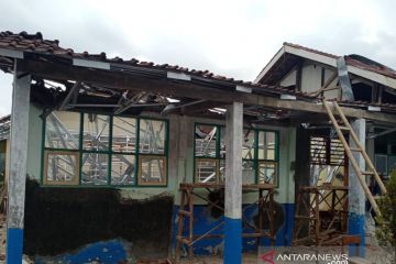 Bupati Cianjur memerintahkan inspektorat audit bangunan sekolah ambruk