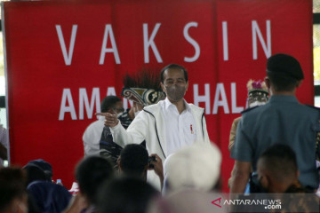 Presiden Jokowi tinjau vaksinasi COVID-19 di Sorong