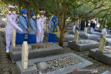 Ziarah di taman makam pahlawan sambut HUT TNI ke-76