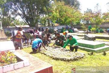 TNI-anak jalanan Jayawijaya gotong royong bersihkan TMP