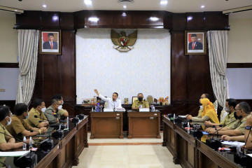 Wali Kota Surabaya minta camat-lurah edukasi pedagang soal prokes