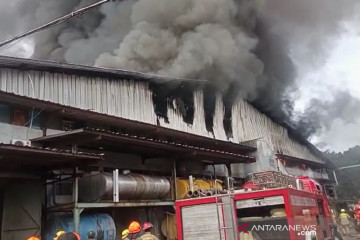 Kebakaran terjadi di pabrik garmen di tengah Kota Bandung