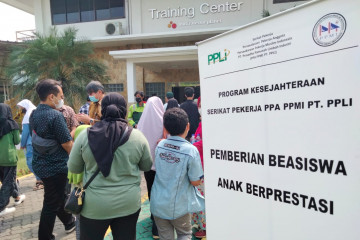 PPLI berikan beasiswa untuk siswa berprestasi