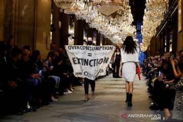 Pengunjuk rasa muncul di "catwalk" Louis Vuitton di Paris