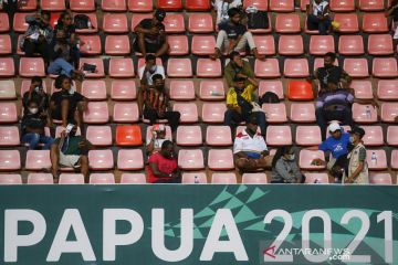 PON Papua : Warga antusias menyaksikan pertandingan sepak bola