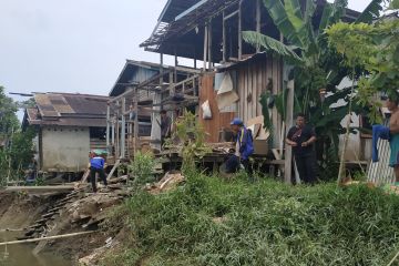 Lima rumah warga di Teluk Barak Kapuas Hulu longsor diterjang banjir