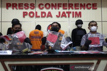 Polda Jatim tangkap pelaku penggelapan batang emas senilai Rp6 miliar