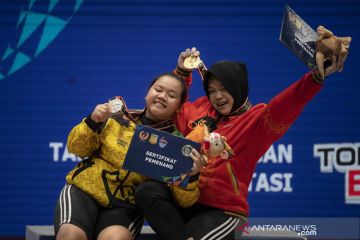 Medali emas lifter putri Jateng pada kelas 76 kg PON Papua