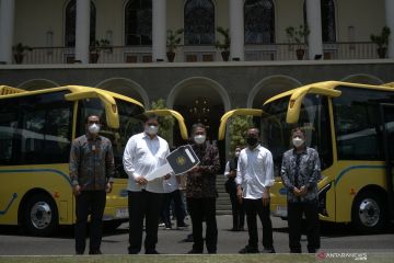 Airlangga beri bantuan dua bus listrik dan dua microbus untuk UGM