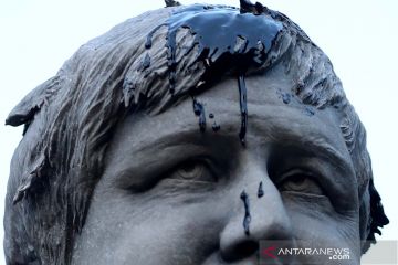 Aktivis Greenpeace lumuri patung PM Inggris Boris Johnson dengan minyak