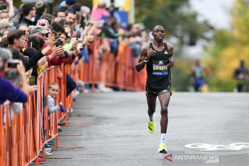 Pelari Kenya Benson Kipruto juara lomba Boston Marathon