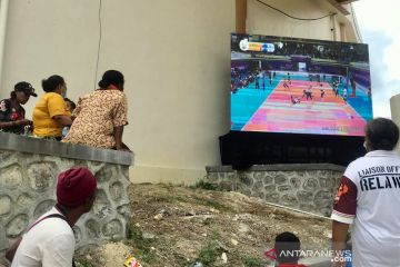 Penonton dukung perjuangan voli putri Papua melalui layar raksasa