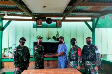 Warga perbatasan RI-PNG menyerahkan amunisi ke Satgas TNI