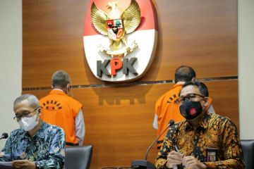 KPK perpanjang penahanan tersangka kasus korupsi barang cukai Bintan