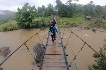 Akses jalan desa terisolir di Jambi