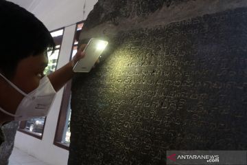 Belajar membaca prasasti di Museum Airlangga