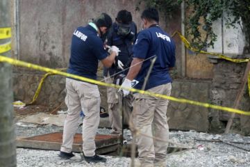 Personel Puslabfor Bareskrim Mabes Polri ambil sampel gas beracun