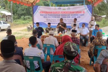 Puluhan Komunitas Adat Terpencil di Aceh Jaya terima bantuan Kemensos