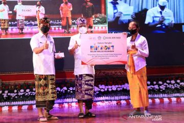 Gubernur Bali serahkan beasiswa Rp1,5 miliar untuk siswa SD hingga SMA