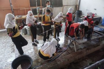 Pelatihan membatik siswa SD