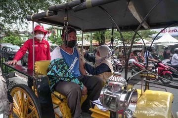 Vaksinasi COVID-19 untuk kusir andong dan tukang becak Malioboro