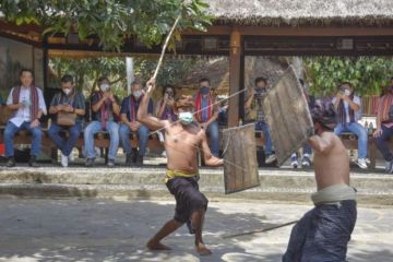 Wisatawan Tonton Atraksi Presean Lombok