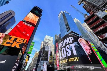 Reklame sindiran "Trump Lost" di Times Square