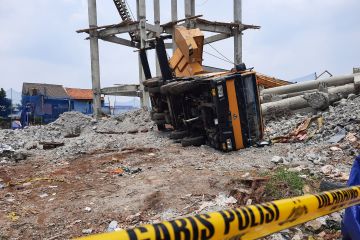 Pembongkaran menara PDAM Depok timpa rumah warga