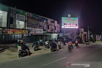 Masyarakat tonton penutupan PON Papua di pinggir Jalan Sentani