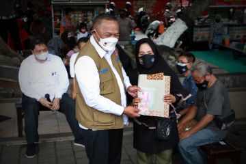BNPB bagikan 1.000 masker ke pelaku UMKM dan PKL di Mataram