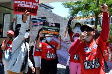 Aksi tolak PHK pekerja hotel