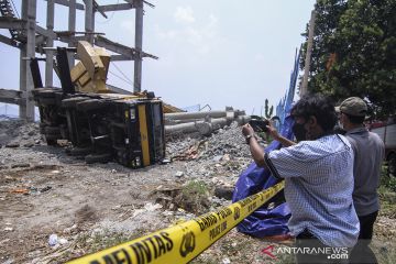 Crane jatuh menimpa rumah warga di Depok